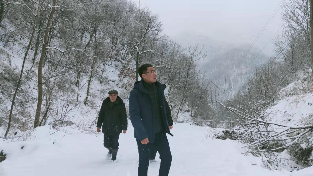 顶风冒雪入基层，看望慰问暖民心